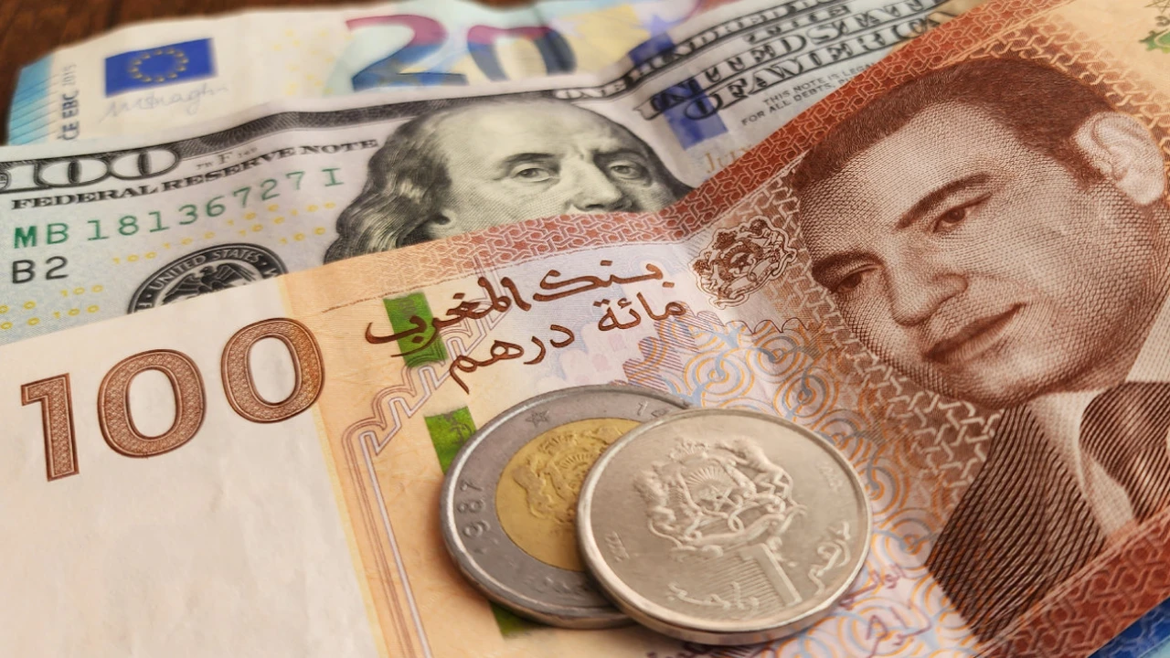الدرهم يسجل ارتفاعًا ملحوظًا أمام الدولار الأمريكي
